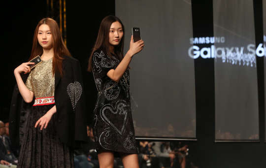 24일 오후 서울 중구 동대문디자인플라자(DDP)에서 열린 '2015 F/W 서울패션위크'의 'S6 퍼스트 룩' 패션쇼에서 모델들이 '갤럭시 S6'와 '갤럭시 S6 엣지'를 선보이고 있다.